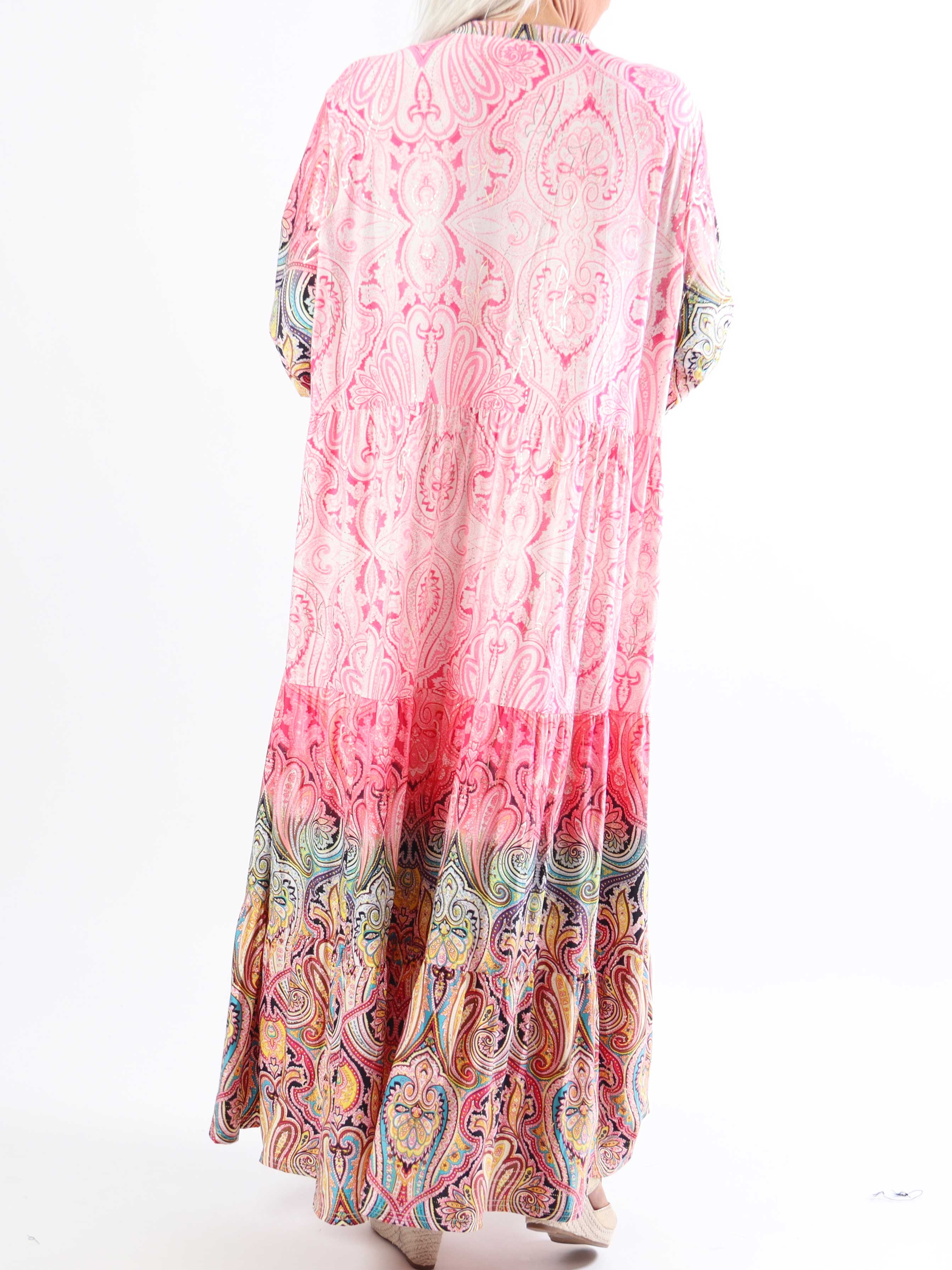 Milano Tamaria - Lang plus size kjole med fint print i lag på lag look